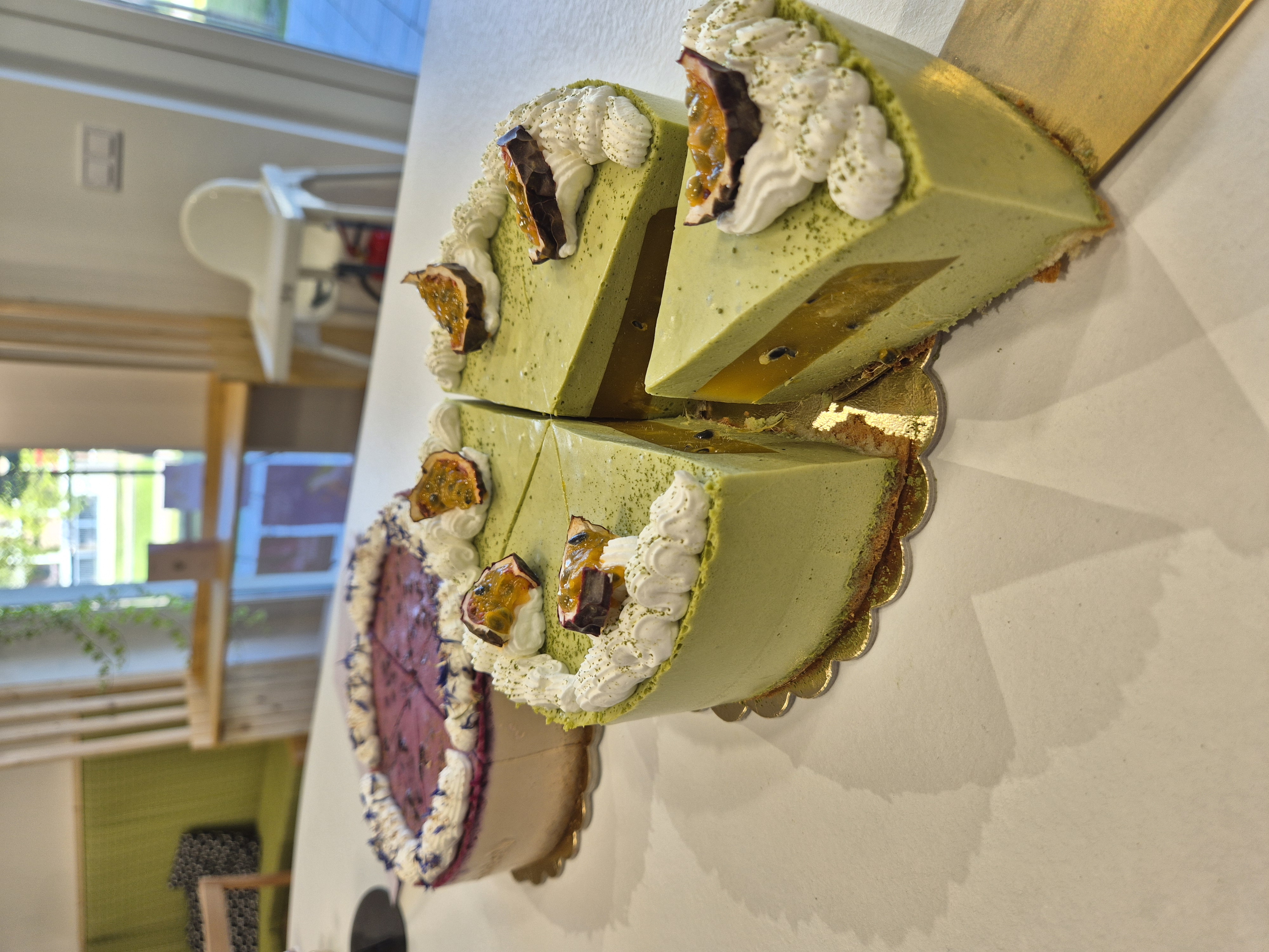 Mangó-marakuja matcha-hojicha áfonya mousse